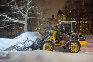 Snöröjning med Volvo L25 Electric